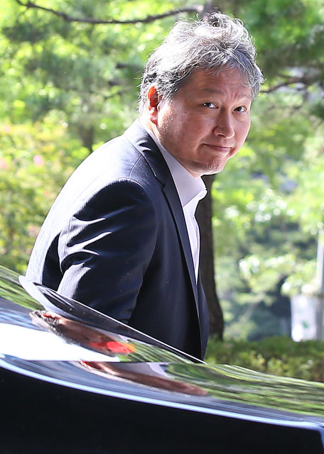 메인이미지  2 : 최태원 SK그룹 회장이 17일 오전 서울 중구 SK 본사 건물로 출근하고 있다. (서울=연합뉴스)