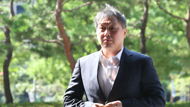 메인이미지  3 : 최태원 SK그룹 회장이 17일 오전 서울 중구 SK 본사 건물로 출근하고 있다. (서울=연합뉴스)