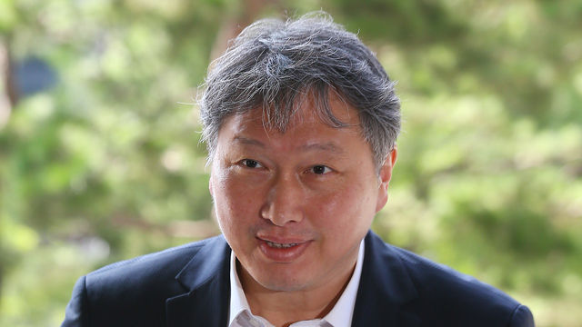 메인이미지  1 : 최태원 SK그룹 회장이 17일 오전 서울 중구 SK 본사 건물로 출근하고 있다. (서울=연합뉴스)