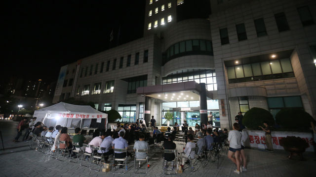 메인이미지  4 : 부산대학교의 한 교수가 17일 총장 직선제 폐지에 반발해 대학 본관 건물에서 투신해 숨진 뒤 동료 교수들이 밤늦도록 자리를 지키며 대책을 논의하고 있다. (부산=연합)