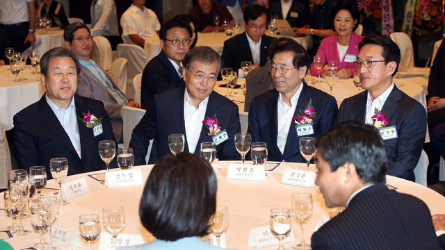 메인이미지  6 : 17일 오후 서울 중구 프레스센터에서 열린 한국기자협회 창립 51주년 기념식에 새누리당 김무성 대표(왼쪽부터), 새정치민주연합 문재인 대표, 박원순 서울시장, 현기환 청와대 정무수석이 착석해 있다. (서울=연합)