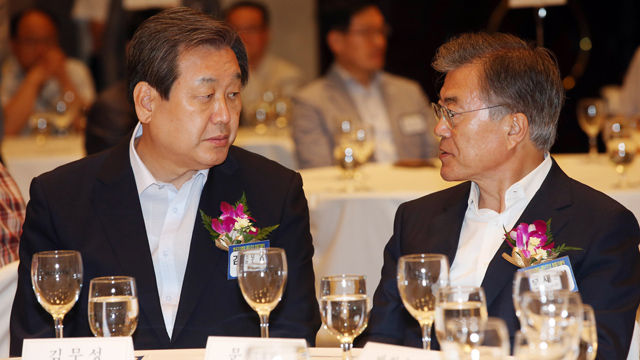 메인이미지  4 : 17일 오후 서울 중구 프레스센터에서 열린 한국기자협회 창립 51주년 기념식에서 새누리당 김무성 대표와 새정치민주연합 문재인 대표가 대화를 나누고 있다. (서울=연합)