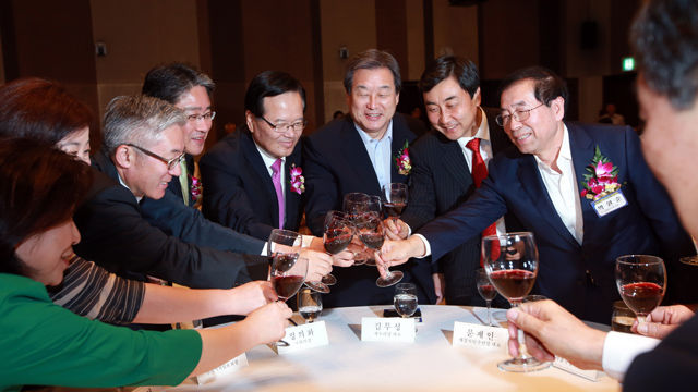메인이미지  7 : 17일 오후 서울 중구 프레스센터에서 열린 한국기자협회 창립 51주년 기념식에서 정의당 심상정 대표(왼쪽부터), 김희정 여성가족부 장관, 김종덕 문체부 장관, 박종률 한국기자협회장, 정의화 국회의장, 새누리당 김무성 대표, 새정치민주연합 이종걸 원내대표, 박원순 서울시장 등 참석자들이 건배하고 있다. (서울=연합)