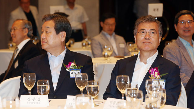 메인이미지  5 : 17일 오후 서울 중구 프레스센터에서 열린 한국기자협회 창립 51주년 기념식에 새누리당 김무성 대표와 새정치민주연합 문재인 대표가 착석해 있다. (서울=연합)