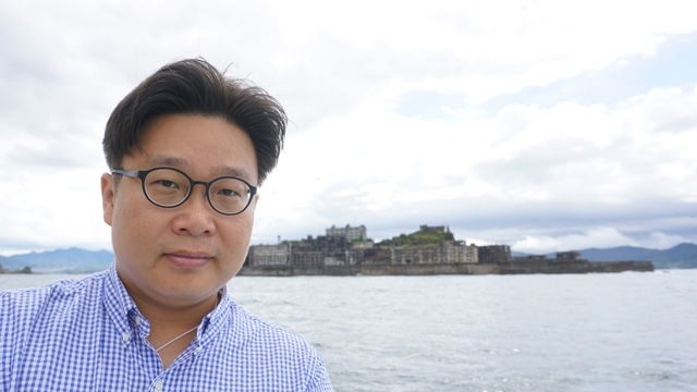 메인이미지  2 : 한국 홍보 전문가인 서경덕 성신여대 교수가 18일 군함도를 방문하고 귀국해 연합뉴스에 그 실상을 전했다. 그는 "유네스코의 세계문화유산 등재 이후에도 일본의 하시마(端島&middot;일명 '군함도') 탄광은 변한 것이 하나도 없다. 조선인 강제징용에 대한 언급은 어디에도 보이지 않았다"고 밝혔다. 지난 5월 말 군함도가 유네스코 문화유산으로 등재되기 전에도 같은 장소를 방문했던 그는 "일본인들에게조차도 잘 알려지지 않았던 군함도가 세계문화유산 등재 후 유명 관광지가 됐다"며 "현재 관광객이 3배나 증가해 군함도에 가기 위한 배편을 구하기가 어려울 정도"라고 전했다.

사진은 군함도를 방문한 서경덕 교수 모습.