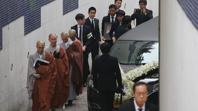 메인이미지  4 :  20일 오전 서울대학교병원 장례식장에 마련된 이맹희 CJ 명예회장의 빈소에서 발인이 엄수되고 있다. (서울=연합)