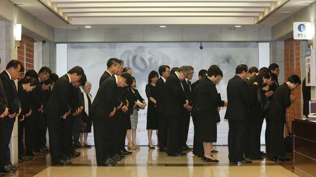 메인이미지  3 : 20일 오전 서울대학교병원 장례식장 이맹희 CJ 명예회장의 빈소에서 엄수된 발인식에서 가족과 임직원들이 고인을 향해 마지막 인사를 하고 있다. (서울=연합)