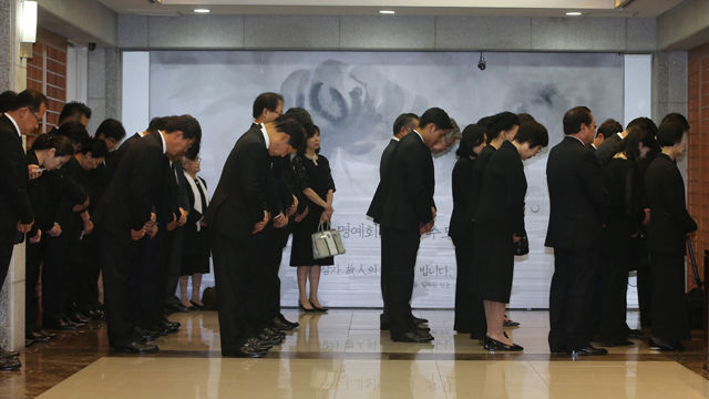 메인이미지  2 : 20일 오전 서울대학교병원 장례식장 이맹희 CJ 명예회장의 빈소에서 엄수된 발인식에서 가족과 임직원들이 고인을 향해 마지막 인사를 하고 있다. (서울=연합)