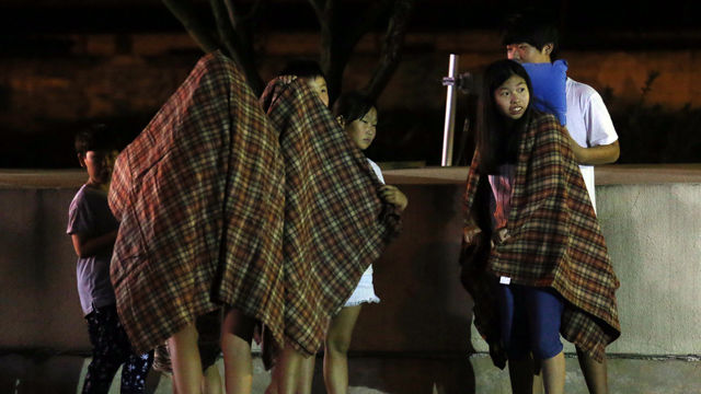 메인이미지  6 : 북한군이 서부전선 남쪽 경기도 연천군 중면 지역으로 로켓포로 추정되는 포탄 1발을 발사하고 우리 군이 대응 사격을 한 20일 오후 경기도 연천군 중면사무소 삼곶리 민방공 대피소 앞에서 어린이들이 모포로 몸을 감싼 채 이야기를 나누고 있다. (연천=연합뉴스)