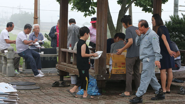 메인이미지  13 : 21일 오전 대피소에서 아침을 맞은 주민들이 도시락을 먹고 있다. (연천=연합뉴스)