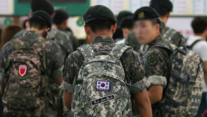 [슬라이드 포토] 부대 복귀 준비하는 군 장병들 '인산인해'
