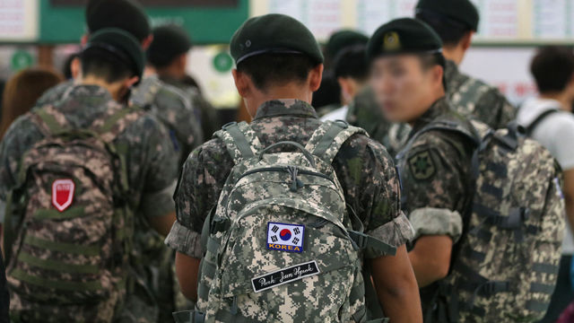 메인이미지  1 : 남북한간 포격전으로 최고 수준의 군 경계태세가 발령된 21일 오후 휴가를 나온 군인들이 부대 복귀를 위해 광진구 동서울버스터미널에서 버스표를 사기 위해 기다리고 있다. 육군은 경계태세 강화에 따라 장병의 외출&middot;외박을 당분간 금지한 상태다. (연합뉴스)