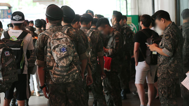 메인이미지  2 : 남북한간 포격전으로 최고 수준의 군 경계태세가 발령된 21일 오후 휴가를 나온 군인들이 부대 복귀를 위해 광진구 동서울버스터미널에서 버스를 기다리고 있다. 육군은 경계태세 강화에 따라 장병의 외출&middot;외박을 당분간 금지한 상태다. (연합뉴스)