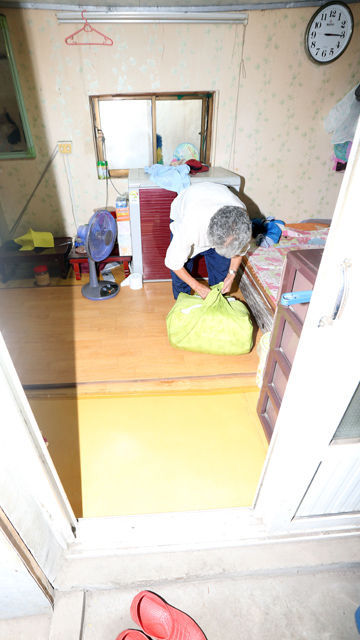메인이미지  1 : 북한의 포격 도발로 긴장이 고조되는 21일 오후 강원 화천군 최전방 상서면 산양리의 한 주민이 대피준비를 하고 있다. (화천=연합)