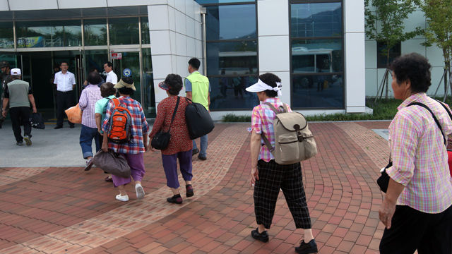 메인이미지  3 : 북한의 포격 도발로 긴장이 고조되는 21일 오후 강원 화천군 최전방 접경지역 마을 주민들이 화천읍 체육관으로 이동하고 있다. 화천군은 최전방 주민을 비상상황에 대비하기 위해 안전한 장소로 옮기고 사태 추이를 지켜보는 대피훈련이라고 밝혔다. (화천=연합)