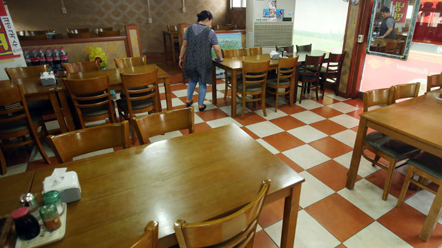 메인이미지  6 : 북한의 도발로 긴장감이 계속된 21일 강원 화천군 상서면 산양리의 한 식당이 점심시간이지만 텅비어 있는 모습이다. 업소 측은 평소 점심시간대와 달리 손님이 거의 없었다고 말했다. (화천=연합)