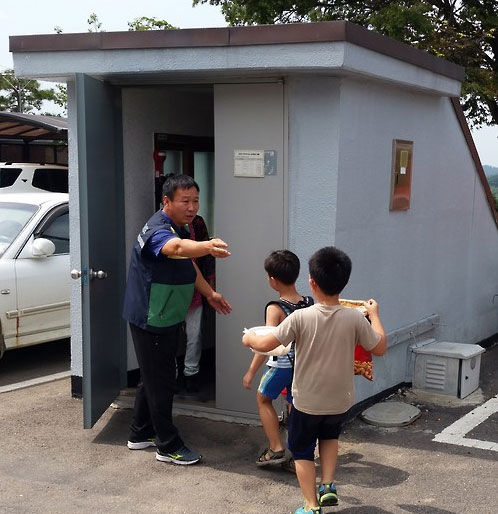 메인이미지  1 : 북한의 추가 도발이 우려되는 22일 군 확성기가 있는 경기도 연천&middot;파주&middot;김포지역과 인천시 강화군 일부 주민들에게 대피명령이 내려졌다.

   이날 오후 경기도 파주시 통일촌마을 주민들이 대피소로 향하고 있다. /연합뉴스