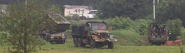 메인이미지  2 : 남북이 '마라톤 협상'을 벌이고 고위급 접촉을 재개하기로 한 23일 경기도 연천군 중서부전선에서 육군 다련장 로켓 차량이 비상 대기하고 있다. 