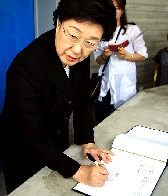 메인이미지  6 : 대법원 판결로 징역 2년 실형이 확정된 한명숙 전 국무총리가 22일 오후 경남 김해시 봉하마을을 찾아 고(故) 노무현 전 대통력 묘역을 참배한 뒤 방명록을 남기고 있다