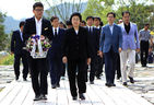섬네일이미지  2:대법원 판결로 징역 2년 실형이 확정된 한명숙 전 국무총리가 22일 오후 경남 김해시 봉하마을을 찾아 고(故) 노무현 전 대통력 묘역을 참배하고 있다. 