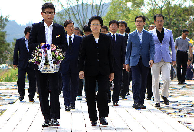 메인이미지  2 : 대법원 판결로 징역 2년 실형이 확정된 한명숙 전 국무총리가 22일 오후 경남 김해시 봉하마을을 찾아 고(故) 노무현 전 대통력 묘역을 참배하고 있다. 