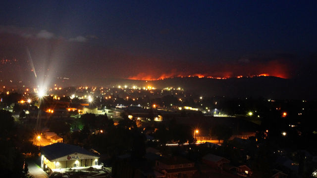 메인이미지  6 : 21일 저녁(현지시각) 미국 워싱턴주 오마크 전경. 뒤쪽 산등성이에서 산불이 타고 있다. 지난 18일 현재 캘리포니아, 오리건, 워싱턴 주 등 미국 서부지역에서 산불이 100건 이상 발생했다. (오마크<美워싱턴주> AP=연합)