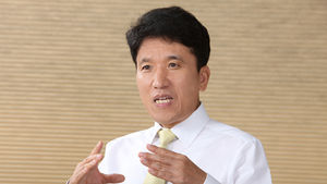 '촌놈'의 뚝심&hellip;자산 1위 은행장에 올라선 함영주