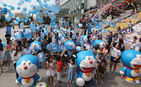 섬네일이미지  3:28일 오전 서울 용산 아이파크몰 야외대광장에서 백화점 개점 9주년을 맞아 열린 '도라에몽 100 비밀 도구전'에서 참석자들이 인형들 사이에 서서 풍선을 하늘로 날리고 있다. (서울=연합뉴스)
