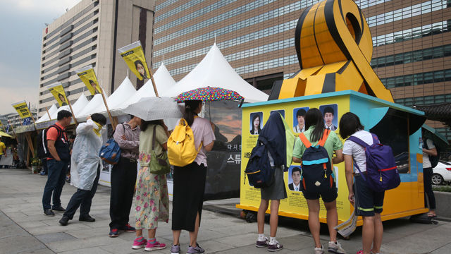 메인이미지  3 : 세월호 참사 500일인 28일 오후 서울 광화문광장 세월호 농성장에 시민들이 관람하고 있다.