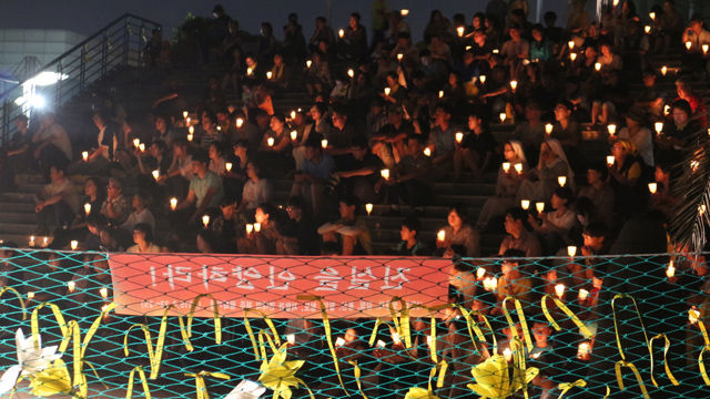 메인이미지  8 :  28일 오후 제주항 연안여객터미널 공원에서 200여명의 시민이 참가한 가운데 세월호 참사 500일 추모 촛불문화제가 열렸다. 