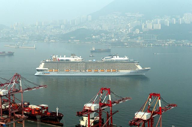 메인이미지  4 :  아시아 최대 규모 크루즈선 '퀀텀 오브 더 시즈'(Quantum of the Seas&middot;16만7천t)호가 29일 부산에 첫 입항하고 있다. 27일 인천을 거쳐 부산을 찾은 이 선박은 4천672명의 승객과 1천603명의 승무원이 타고 있다. 퀀텀호는 길이 348m, 폭 48m, 높이 63m로 아시아 최대 규모 크루즈선이다. 
