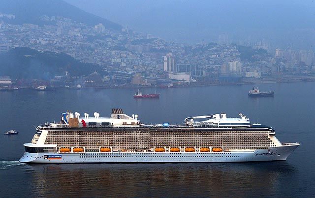 메인이미지  3 :  아시아 최대 규모 크루즈선 '퀀텀 오브 더 시즈'(Quantum of the Seas&middot;16만7천t)호가 29일 부산에 첫 입항하고 있다. 27일 인천을 거쳐 부산을 찾은 이 선박은 4천672명의 승객과 1천603명의 승무원이 타고 있다. 퀀텀호는 길이 348m, 폭 48m, 높이 63m로 아시아 최대 규모 크루즈선이다. 