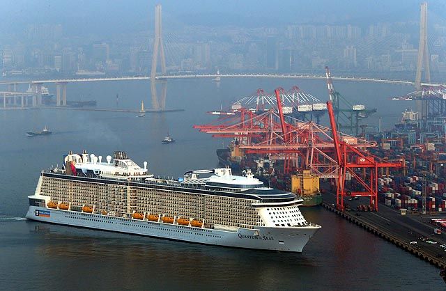 메인이미지  2 : '퀀텀 오브 더 시즈'(Quantum of the Seas&middot;16만7천t)호가 29일 부산에 첫 입항하고 있다. 4천672명의 승객과 1천603명의 승무원이 탑승한 퀀텀호는 길이 348m, 폭 48m, 높이 63m로 아시아 최대 규모 크루즈선이다. 부산항대교를 안전하게 통과할 수 있는 배의 높이가 60ｍ. 퀀텀호는 부산항대교 지나 최근 문을 연 부산항국제여객터미널에 대지 못하고 컨테이너부두인 감만부두에 정박하고 있다. 