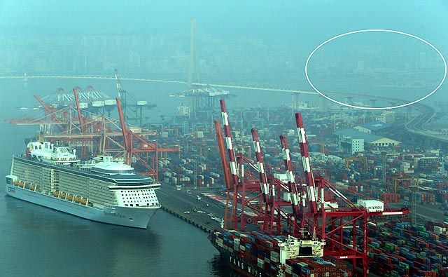 메인이미지  1 :  '퀀텀 오브 더 시즈'(Quantum of the Seas&middot;16만7천t)호가 29일 부산에 첫 입항하고 있다. 4천672명의 승객과 1천603명의 승무원이 탑승한 퀀텀호는 길이 348m, 폭 48m, 높이 63m로 아시아 최대 규모 크루즈선이다. 부산항대교를 안전하게 통과할 수 있는 배의 높이가 60ｍ. 퀀텀호는 부산항대교 지나 최근 문을 연 부산항국제여객터미널(오른쪽 상단 원)에 대지 못하고 컨테이너부두인 감만부두에 정박하고 있다. 