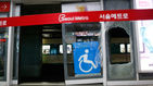 섬네일이미지  4:29일 오후 지하철 2호선 강남역에서 스크린도어를 수리하던 정비업체 직원이 지하철과 안전문 사이에 끼이는 사고가 나 삼성역에서 서울대입구역까지 지하철 내선 열차 운행이 일시 중단됐었다. (서울=연합)