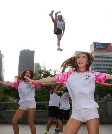 메인이미지  5 : 30일 오후 서울 청계천에서 열린 2015 경북문경 세계군인체육대회 홍보행사에서 홍보단원들이 '솔저댄스'를 선보이고 있다. 2015 세계군인체육대회는 10월 2일에서 12일 까지 문경을 비롯한 경북 일대에서 열린다.
