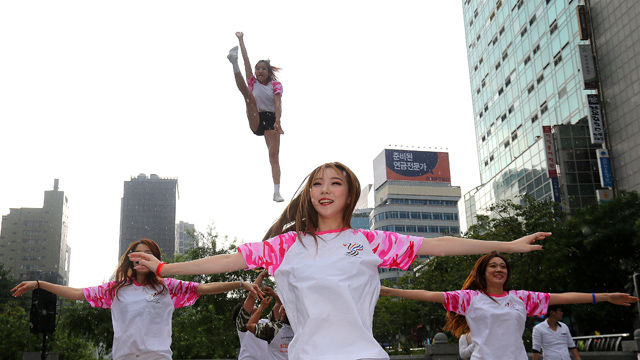 메인이미지  4 : 30일 오후 서울 청계천에서 열린 2015 경북문경 세계군인체육대회 홍보행사에서 홍보단원들이 '솔저댄스'를 선보이고 있다. 2015 세계군인체육대회는 10월 2일에서 12일 까지 문경을 비롯한 경북 일대에서 열린다.