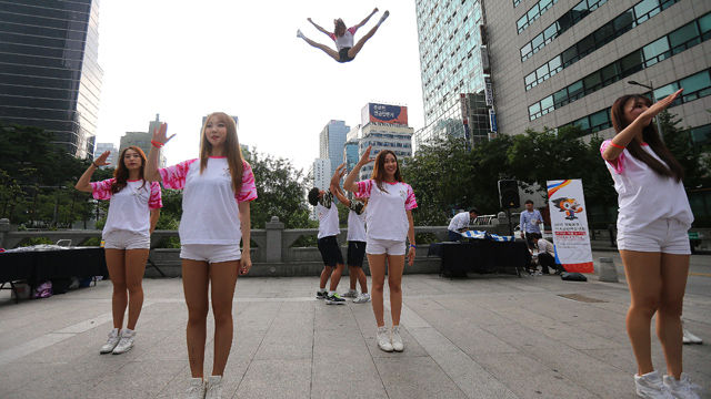 메인이미지  3 : 30일 오후 서울 청계천에서 열린 2015 경북문경 세계군인체육대회 홍보행사에서 홍보단원들이 '솔저댄스'를 선보이고 있다. 2015 세계군인체육대회는 10월 2일에서 12일 까지 문경을 비롯한 경북 일대에서 열린다.