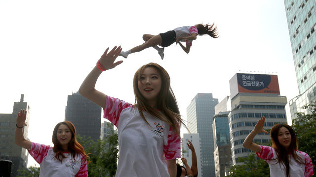 메인이미지  1 : 30일 오후 서울 청계천에서 열린 2015 경북문경 세계군인체육대회 홍보행사에서 홍보단원들이 '솔저댄스'를 선보이고 있다. 2015 세계군인체육대회는 10월 2일에서 12일 까지 문경을 비롯한 경북 일대에서 열린다.