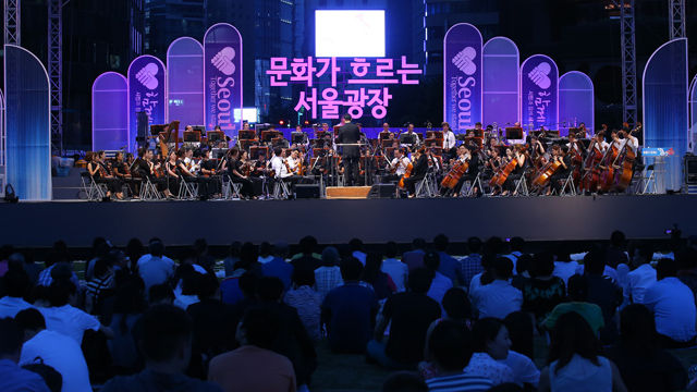 메인이미지  3 : 1일 오후 서울광장에 설치된 상설공연장에서 시민들이 서울시립교향악단의 클래식 공연을 감상하고 있다. 서울시는 11월까지 2달 동안 상설공연장을 시범운영하고 내년부터 상시운영(겨울철 제외)할 계획이다.