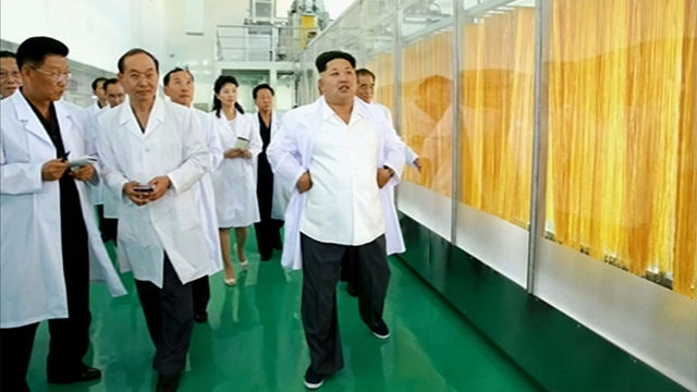 메인이미지  4 : 김정은 북한 국방위원회 제1위원장이 새로 완공한 평양강냉이(옥수수)가공공장을 현지지도했다고 조선중앙TV가 1일 보도했다. 김 제1위원장은 이번 현지지도에서 이례적으로 구두가 아닌 운동화를 신고 나와 눈길을 끌었다. 김 제1위원장은 "평양강냉이가공공장은 모든 생산 공정이 현대적이며 생산문화, 생활문화가 높은 수준에서 실현된 흠잡을 데가 없는 멋쟁이 공장"이라고 치하했다. 
