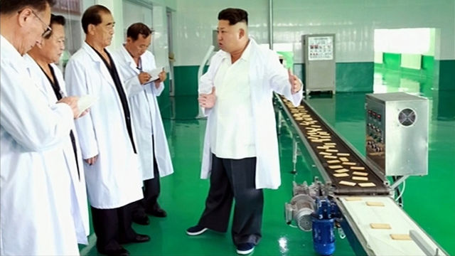 메인이미지  2 : 김정은 북한 국방위원회 제1위원장이 새로 완공한 평양강냉이(옥수수)가공공장을 현지지도했다고 조선중앙TV가 1일 보도했다. 김 제1위원장은 이번 현지지도에서 이례적으로 구두가 아닌 운동화를 신고 나와 눈길을 끌었다. 김 제1위원장은 "평양강냉이가공공장은 모든 생산 공정이 현대적이며 생산문화, 생활문화가 높은 수준에서 실현된 흠잡을 데가 없는 멋쟁이 공장"이라고 치하했다. 