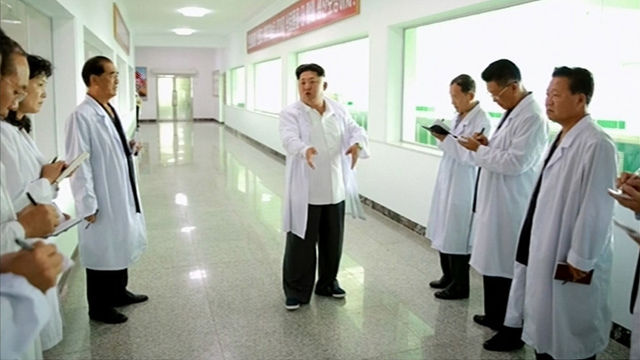 메인이미지  1 : 김정은 북한 국방위원회 제1위원장이 새로 완공한 평양강냉이(옥수수)가공공장을 현지지도했다고 조선중앙TV가 1일 보도했다. 김 제1위원장은 이번 현지지도에서 이례적으로 구두가 아닌 운동화를 신고 나와 눈길을 끌었다. 김 제1위원장은 "평양강냉이가공공장은 모든 생산 공정이 현대적이며 생산문화, 생활문화가 높은 수준에서 실현된 흠잡을 데가 없는 멋쟁이 공장"이라고 치하했다. 