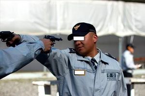 "사격장에서 서로 총 겨누고" '개념상실' 경찰관 사진 논란