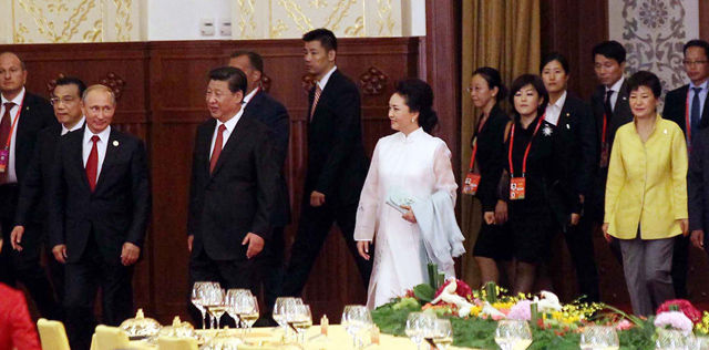메인이미지  1 : 박근혜 대통령이 3일 오전 '항일(抗日)전쟁 및 세계 반(反)파시스트 전쟁 승전 70주년' 기념행사를 마치고 나서 베이징 인민대회당에서 열린 오찬 리셉션에 시진핑 주석 내외, 푸틴 러시아 대통령 등과 함께 입장하고 있다. (베이징=연합뉴스)