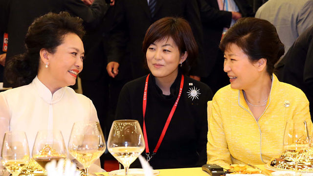 메인이미지  3 : 박근혜 대통령이 3일 오전 '항일(抗日)전쟁 및 세계 반(反)파시스트 전쟁 승전 70주년' 기념행사를 마치고 나서 베이징 인민대회당에서 열린 오찬 리셉션에 참석, 시진핑 주석의 부인인 펑리위안 여사와 대화하고 있다. (베이징=연합뉴스)