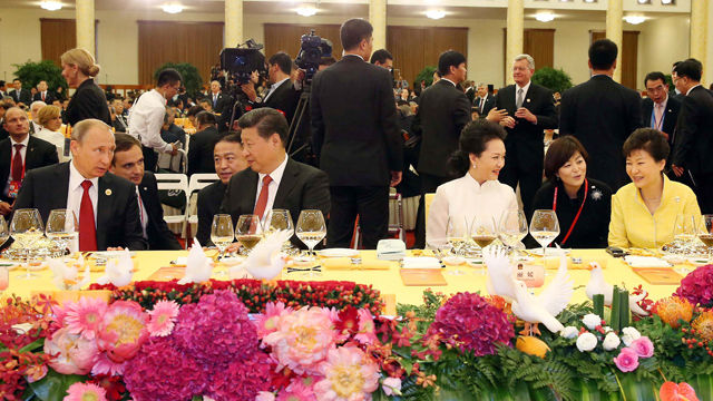 메인이미지  4 : 박근혜 대통령이 3일 오전 '항일(抗日)전쟁 및 세계 반(反)파시스트 전쟁 승전 70주년' 기념행사를 마치고 나서 베이징 인민대회당에서 열린 오찬 리셉션에 참석, 시진핑 주석의 부인인 펑리위안 여사와 대화하고 있다. (베이징=연합뉴스)