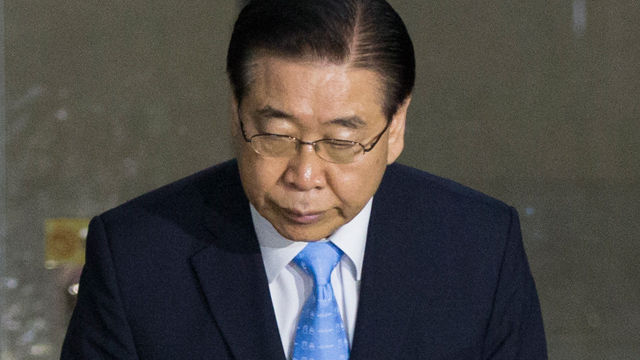 메인이미지  4 : 포스코 비리의 정점으로 여겨지는 정준양 전 포스코그룹 회장이 4일 새벽 검찰 조사를 마치고 서울 서초구 서울중앙지검을 나서고 있다.

   3일 피의자 신분으로 검찰에 출석한 정 전 회장은 취재진에게 "검찰 수사에 성실히 임했다"는 말만 하고 검찰청사를 떠났다.