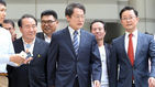 섬네일이미지  4:지난해 교육감 선거에서 상대 후보 고승덕 변호사의 미국 영주권 의혹을 제기해 기소된 조희연 서울시 교육감이 4일 오후 서초동 서울고등법원에서 열린 항소심 선고 공판에 참석하기 위해 지지자들과 함께 걸어오고 있다. (서울=연합)
