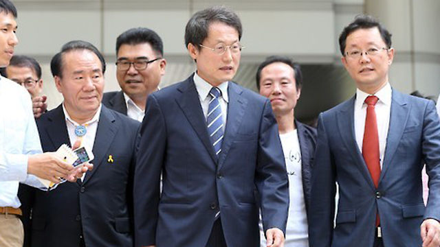 메인이미지  4 : 지난해 교육감 선거에서 상대 후보 고승덕 변호사의 미국 영주권 의혹을 제기해 기소된 조희연 서울시 교육감이 4일 오후 서초동 서울고등법원에서 열린 항소심 선고 공판에 참석하기 위해 지지자들과 함께 걸어오고 있다. (서울=연합)